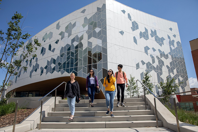 卡尔加里中央图书馆外的学生