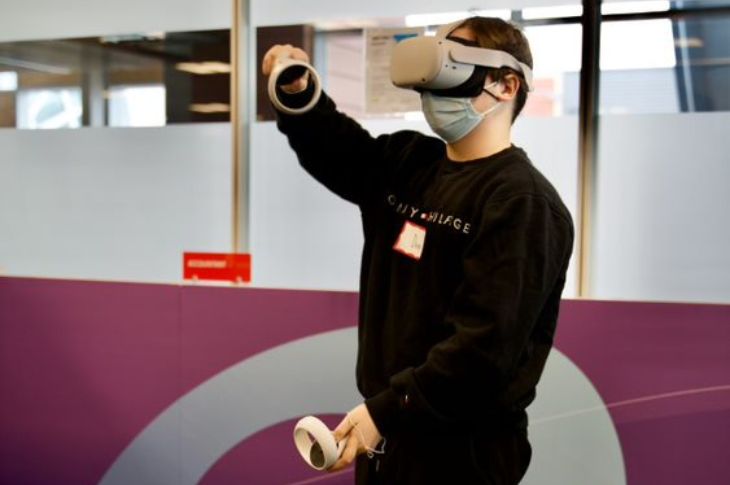 student uses virtual reality equipment