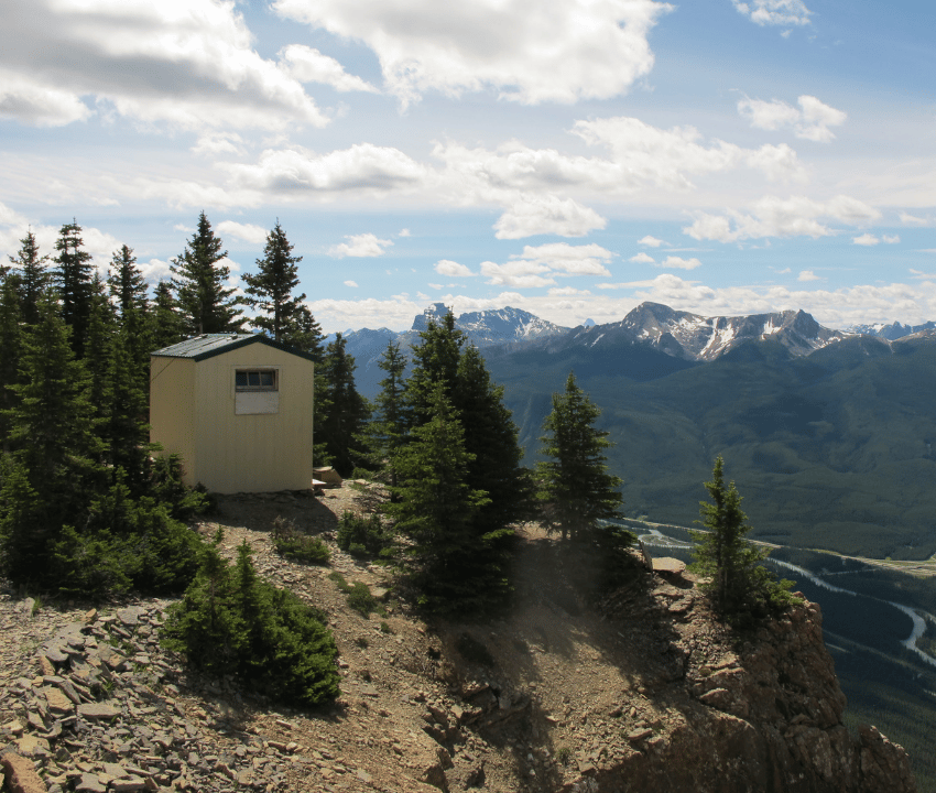 Photo of hut on the edge of mountain