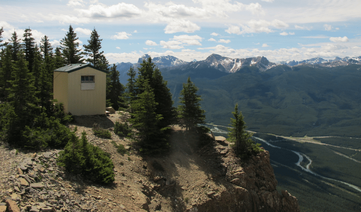 Photo of hut on the edge of mountain