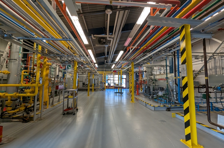 Equipment in the inside of the wellsite lab.