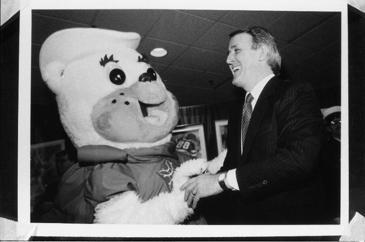 Prime Minister Brian Mulroney shakes the hand of 1988 Winter Olympics Mascot “Howdy” at the CTV Olympic Dinner held at the SAIT campus.