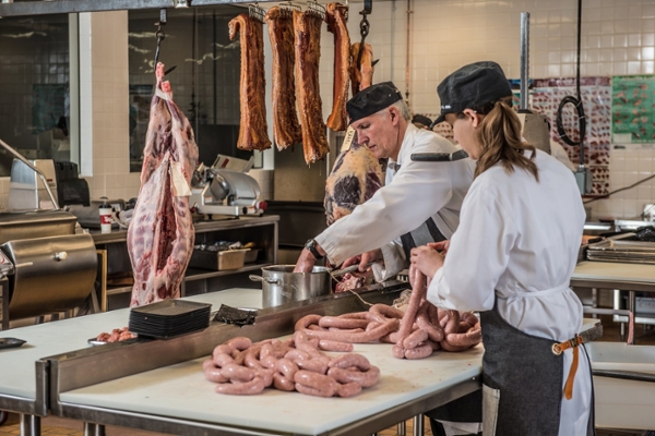 Students in a kitchen lab