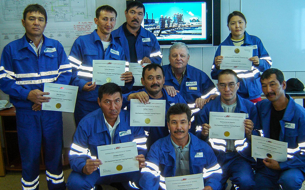 Alt text goes hereA group of APEC Petrotechnic graduates hold up their SAIT credentials.