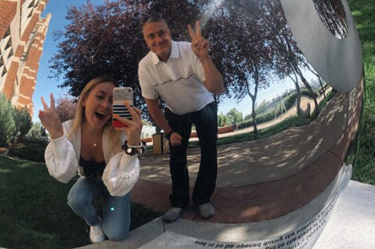 girl and guy doing peace sign in reflection